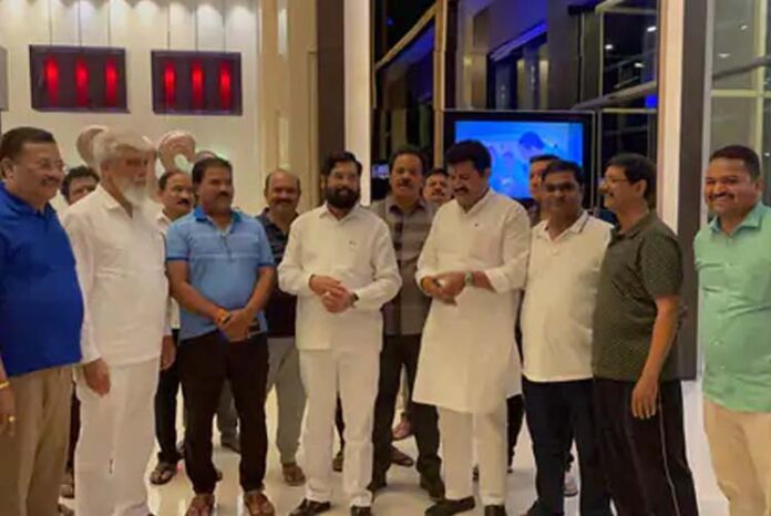 ಸಿಎಂ ಸ್ಥಾನಕ್ಕೆ ಉದ್ಧವ್​​ ಠಾಕ್ರೆ ರಾಜೀನಾಮೆ: ಬಿಜೆಪಿ, ಏಕನಾಥ್‌ ಶಿಂಧೆ ಬಣದಿಂದ ಸಂಭ್ರಮಾಚರಣೆ