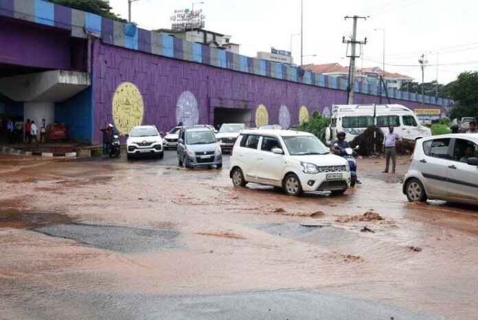 ಪಂಪ್‌ವೆಲ್ ರಸ್ತೆ ಮಧ್ಯೆ ದಿಢೀರ್ ಬಿರುಕು: ಟ್ರಾಫಿಕ್ ಜಾಮ್ ಗೆ ಮಂಗಳೂರು ಹೈರಾಣ