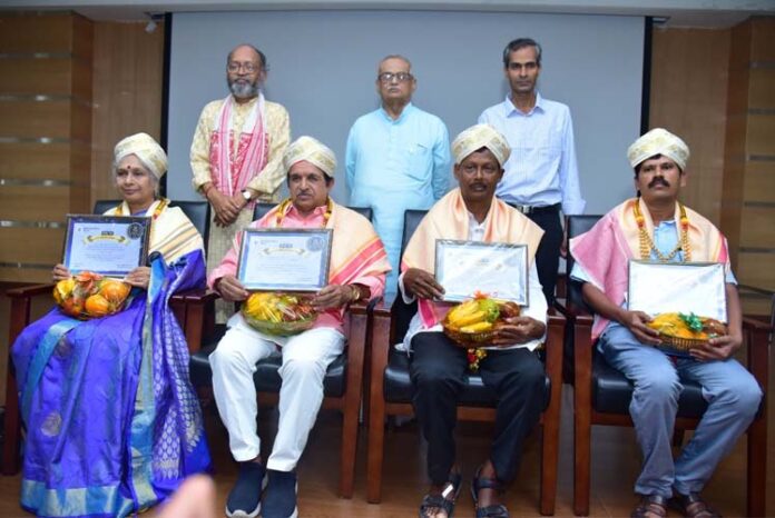 ವಿಎಸ್‌ಕೆ ಮಾಧ್ಯಮ ಪ್ರಶಸ್ತಿ ಪ್ರದಾನ | ಪತ್ರಿಕಾರಂಗ ಆತ್ಮಸಾಕ್ಷಿ, ಪ್ರಜ್ಞೆ ಜಾಗೃತಗೊಳಿಸಬೇಕು: ವಿ. ನಾಗರಾಜ್