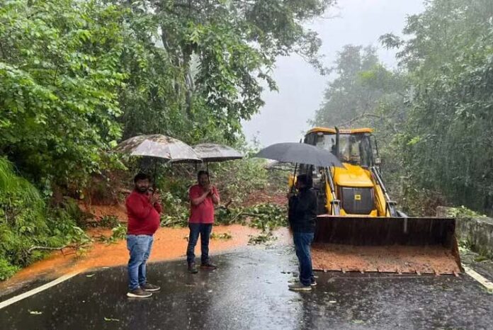 ಆಗುಂಬೆ ಘಾಟಿಯಲ್ಲಿ ಗುಡ್ಡ ಕುಸಿತ: ವಾಹನ ಸಂಚಾರಕ್ಕೆ ಇಲ್ಲಿದೆ ಬದಲಿ ಮಾರ್ಗ