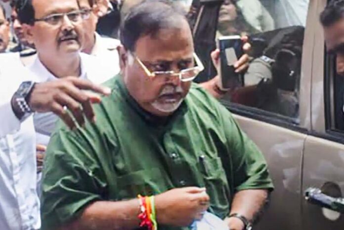 ಹಗರಣದಲ್ಲಿ ಬಂಧಿತ ಪಾರ್ಥ ಚಟರ್ಜಿಗೆ ಶಾಕ್ : ಸಂಪುಟದಿಂದ ವಜಾಗೊಳಿಸಿದ ಮಮತಾ ಬ್ಯಾನರ್ಜಿ