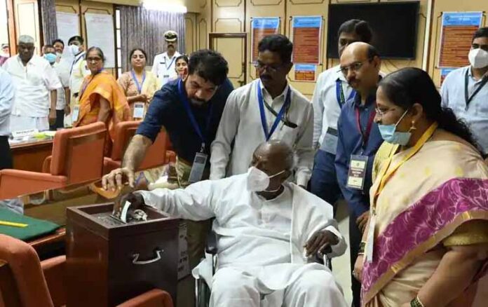 ರಾಷ್ಟ್ರಪತಿ ಚುನಾವಣೆ: ವ್ಹೀಲ್ ಚೇರ್‌ನಲ್ಲಿ ಬಂದು ಮತ ಹಾಕಿದ ಮಾಜಿ ಪ್ರಧಾನಿಗಳು!