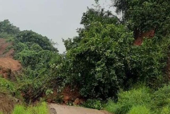 ಮಿತ್ತಕೋಡಿಯಲ್ಲಿ ಮತ್ತೆ ಭೂಕುಸಿತ: ರಸ್ತೆ ಬಂದ್