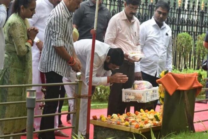 56 ವರ್ಷಗಳ ಇತಿಹಾಸದಲ್ಲೇ ಮೊದಲ ಬಾರಿಗೆ ಶಿವಸೈನಿಕರಲ್ಲಿ ಬಿರುಕು: ಗುರು ಪೂರ್ಣಿಮೆ ಸಂಭ್ರಮ ಕಸಿದುಗೊಂಡ 'ಸಿಎಂ' ಪಟ್ಟ!