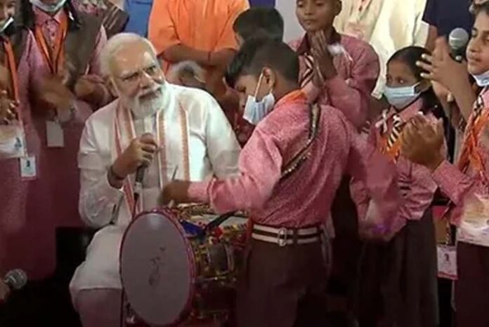 ವಾರಾಣಸಿಯಲ್ಲಿ ಮಕ್ಕಳೊಂದಿಗೆ ಮಗುವಾಗಿ ಆಡಿ, ಹಾಡಿ ಕುಣಿದ ಪ್ರಧಾನಿ ಮೋದಿ!
