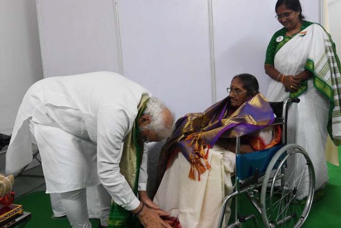 ಇಷ್ಟಕ್ಕೂ ಪ್ರಧಾನಿ ಮೋದಿ ಕಾಲು ಮುಟ್ಟಿ ನಮಸ್ಕಾರ ಮಾಡಿದ ಮಹಿಳೆ ಯಾರು??