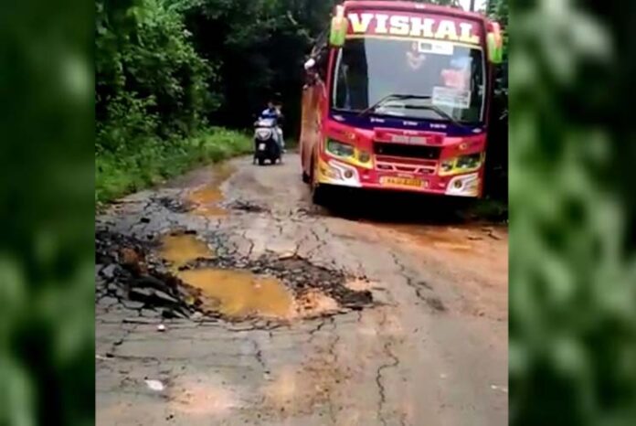 ದಕ್ಷಿಣ ಕನ್ನಡದಲ್ಲಿ ಭಾರೀ ಮಳೆಗೆ ಕುಸಿಯಿತು ರಸ್ತೆ: ವಾಹನ ಸಂಚಾರಕ್ಕೆ ಅಡಚಣೆ