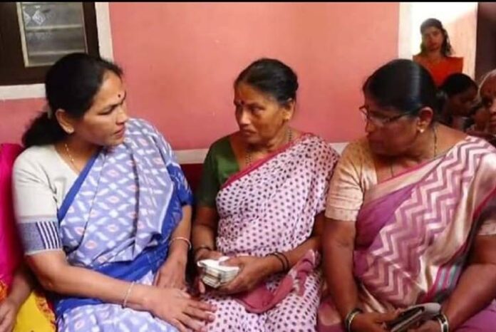 ಪ್ರವೀಣ್ ನೆಟ್ಟಾರು ಕುಟುಂಬಸ್ಥರಿಗೆ ಸಾಂತ್ವನ ಹೇಳಿದ ಸಚಿವೆ ಶೋಭಾ ಕರಂದ್ಲಾಜೆ, 5 ಲಕ್ಷ ನೆರವು