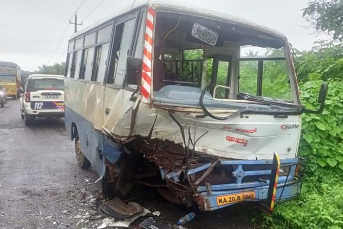 ಕಾರು-ಟೆಂಪೋ ಡಿಕ್ಕಿ: 14 ಪ್ರಯಾಣಿಕರಿಗೆ ಗಾಯ