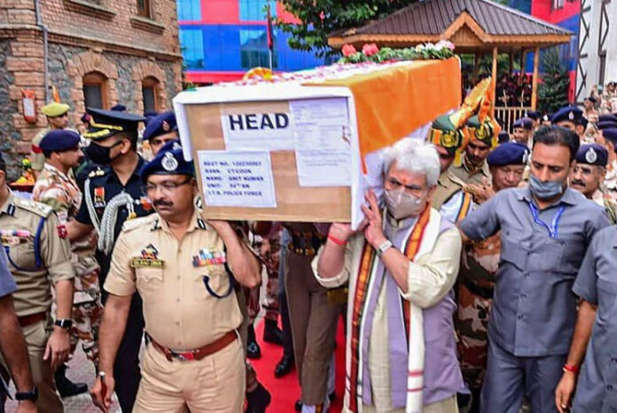 ಐಟಿಬಿಪಿ ಯೋಧರ ಪಾರ್ಥಿವ ಶರೀರವಿದ್ದ ಶವಪೆಟ್ಟಿಗೆ ಹೆಗಲು ಕೊಟ್ಟ ಜಮ್ಮು ಕಾಶ್ಮೀರದ ಲೆಫ್ಟಿನೆಂಟ್ ಗವರ್ನರ್