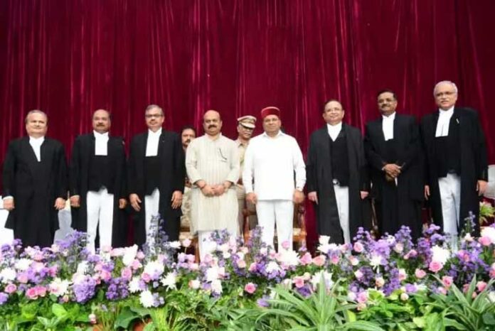 ಕರ್ನಾಟಕ ಹೈಕೋರ್ಟ್​ ಹೆಚ್ಚುವರಿ ನ್ಯಾಯಾಧೀಶರಿಂದ ಪ್ರಮಾಣವಚನ ಸ್ವೀಕಾರ