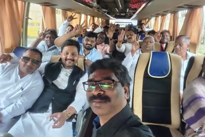 ಜಾರ್ಖಂಡ್‌ನಲ್ಲಿ ಶುರುವಾಗಿದೆ ಕುದುರೆ ವ್ಯಾಪಾರದ ಭೀತಿ: ಸಿಎಂ ನೇತೃತ್ವದಲ್ಲಿ ಶಾಸಕರು ಶಿಫ್ಟ್​!