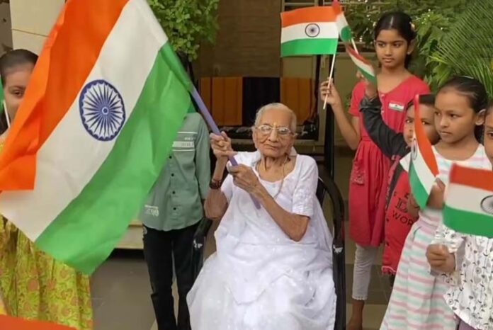 ಹರ್​ ಘರ್ ತಿರಂಗಾ: ಪುಟಾಣಿಗಳ ಜೊತೆ ರಾಷ್ಟ್ರ ಧ್ವಜ ಹಾರಿಸಿ ಖುಷಿಪಟ್ಟ ಪ್ರಧಾನಿ ಮೋದಿ ತಾಯಿ!
