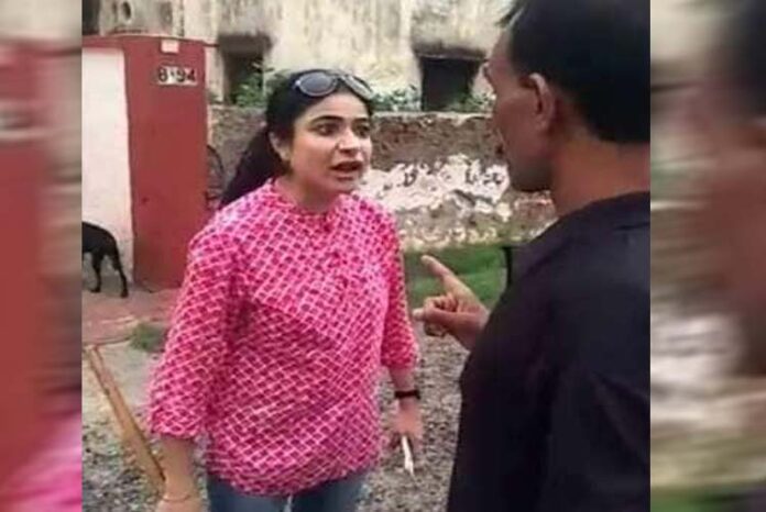 ಭದ್ರತಾ ಸಿಬ್ಬಂದಿಗೆ ಥಳಿಸಿದ ಮಹಿಳಾ ಶಿಕ್ಷಕಿ: ವಿಡಿಯೋ ವೈರಲ್!