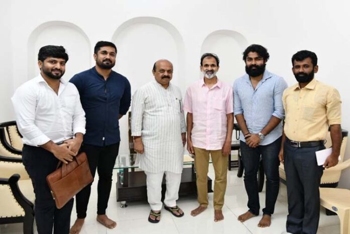ಡಾ ರಾಜ್​ಕುಮಾರ್ ಸಮಾಧಿ ಅಭಿವೃದ್ಧಿ: ಸಿಎಂ ಬೊಮ್ಮಾಯಿ ಭೇಟಿಯಾದ ಅಣ್ಣಾವರ ಕುಟುಂಬ