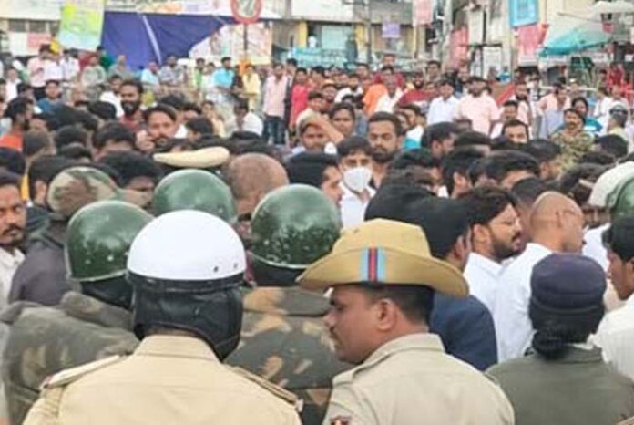 ಶಿವಮೊಗ್ಗದಲ್ಲಿ ಉದ್ವಿಘ್ನ ಸ್ಥಿತಿ: ಎಲ್ಲಾ ಶಾಲಾ-ಕಾಲೇಜುಗಳಿಗೆ ರಜೆ ಘೋಷಣೆ