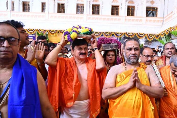 ಮಂತ್ರಾಲಯದಲ್ಲಿ ಆರಾಧನಾ ಮಹೋತ್ಸವ: ಸಂಭ್ರಮದಲ್ಲಿ ನಡೆಯಿತು ರಾಯರ ಮಧ್ಯಾರಾಧನೆ