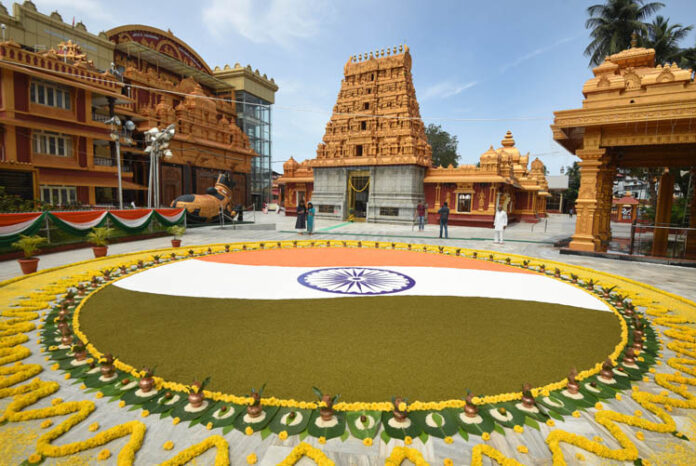 ಮಂಗಳೂರಿನ ಕುದ್ರೋಳಿ ಶ್ರೀ ಕ್ಷೇತ್ರದಲ್ಲಿ ದವಸ ಧಾನ್ಯದಿಂದ ಅರಳಿದ ತಿರಂಗ!