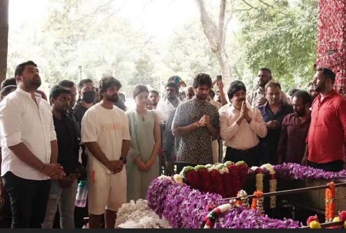 ಪುನೀತ್​ ರಾಜ್​ಕುಮಾರ್​ ಸಮಾಧಿಗೆ ಪೂಜೆ ಸಲ್ಲಿಸಿದ ತೆಲುಗು ನಟ ವಿಜಯ್ ದೇವರಕೊಂಡ