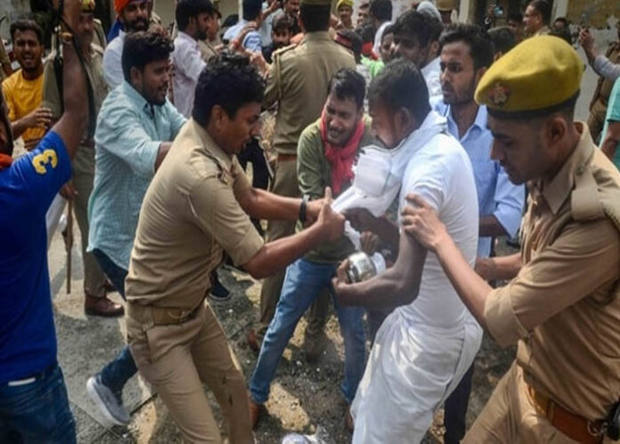 ಅಲಹಾಬಾದ್ ವಿವಿ ಶುಲ್ಕ ಹೆಚ್ಚಳ: ಗುಂಡಿ ತೋಡಿ, ಮೈಮೇಲೆ ಮಣ್ಣು ಎಳೆದುಕೊಳ್ಳುತ್ತಿರೋ ವಿದ್ಯಾರ್ಥಿಗಳು