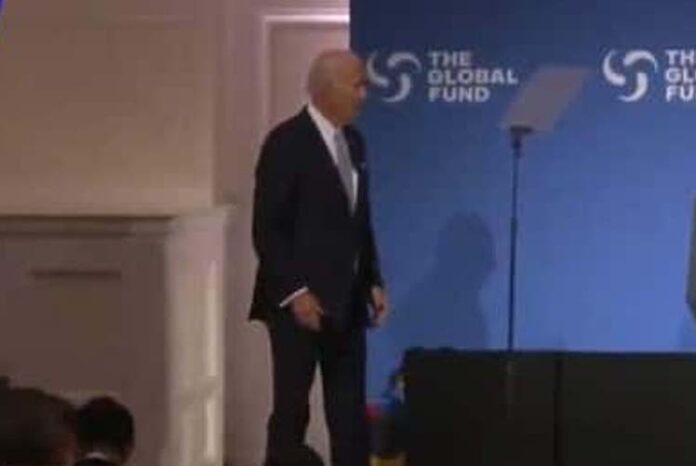 ಸ್ಟೇಜ್‌ನಲ್ಲೇ ವಾಲುತ್ತಾ ಹೆಜ್ಜೆ ಹಾಕಿದ ಅಮೆರಿಕಾ ಅಧ್ಯಕ್ಷ ಜೋ ಬೈಡೆನ್ : ವಿಡಿಯೋ ವೈರಲ್!