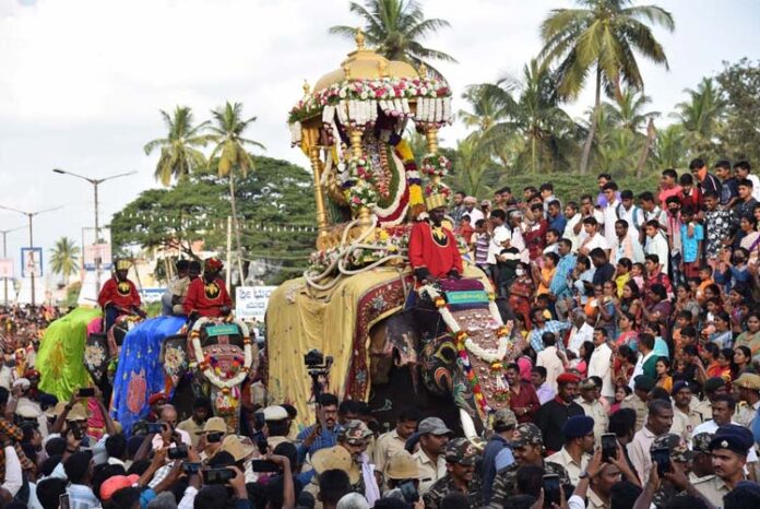 ಅದ್ದೂರಿ ಜಂಬೂ ಸವಾರಿ ಮೆರವಣಿಗೆ: ಚಾಮುಂಡೇಶ್ವರಿ ಅಂಬಾರಿ ಹೊತ್ತ ಮಹೇಂದ್ರ ಗಾಂಭೀರ್ಯದ ನಡಿಗೆ!