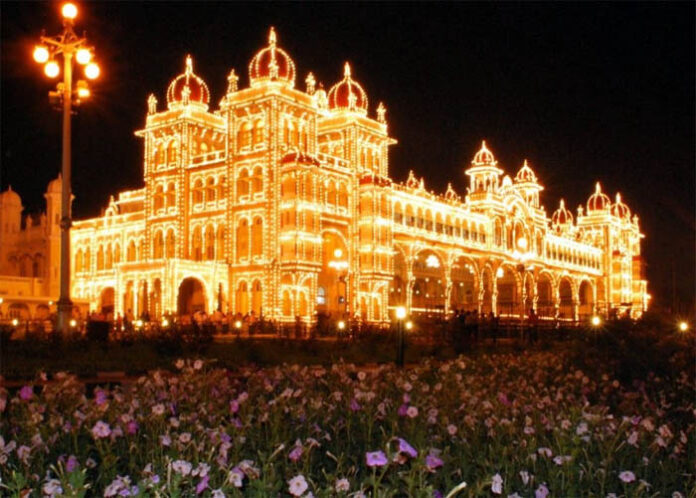 ಪ್ರವಾಸಿಗರಿಗೆ ಸಿಹಿ ಸುದ್ದಿ: ಮೈಸೂರು ದಸರಾ ದೀಪಾಲಂಕಾರ ಎರಡು ದಿನ ಮುಂದುವರಿಕೆ  