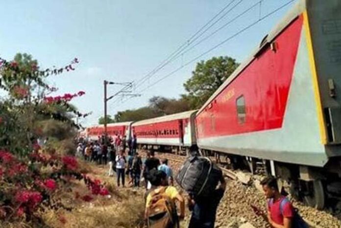 ಹಳಿತಪ್ಪಿದ ರೈಲು: ಪ್ರಾಣಾಪಾಯದಿಂದ ಪಾರಾದ ಪ್ರಯಾಣಿಕರು
