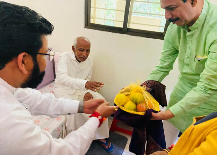 ಸಿದ್ದೇಶ್ವರ ಶ್ರೀಗಳನ್ನು ಭೇಟಿಯಾಗಿ ಆಶೀರ್ವಾದ ಪಡೆದ ನಳಿನ್ ಕುಮಾರ್ ಕಟೀಲು