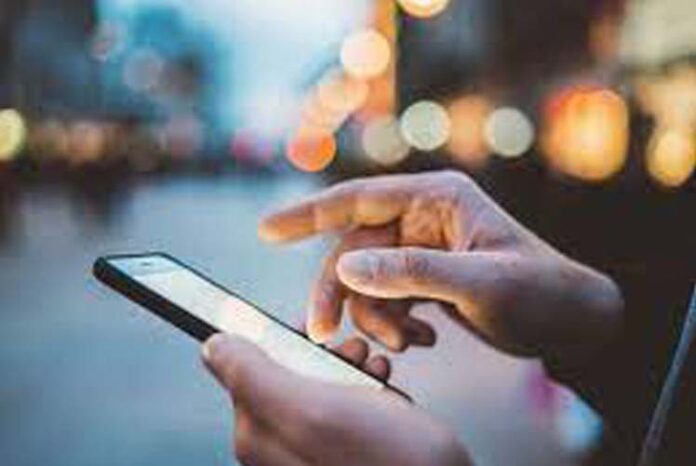 Unmarried girls should not use mobile phones, new rules from Thakur Samaj..