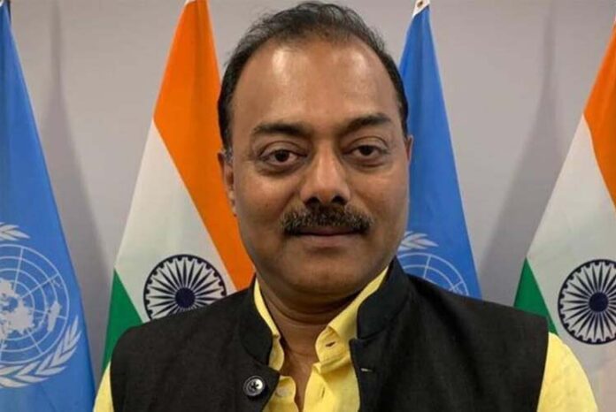 ಹೊಸದಿಗಂತ ಡಿಜಿಟಲ್ ಡೆಸ್ಕ್: ಜೈ ಶ್ರೀರಾಮ್ ಎಂದ ನವೀನ್ ಜಿಂದಾಲ್ ಗೆ ಬಂತು ಮತ್ತೆ ಸರ್ ತನ್‌ ಸೇ ಜುದಾ ಬೆದರಿಕೆ ಪ್ರವಾದಿ ಮೊಹಮ್ಮದ್ ವಿರುದ್ಧ ಹೇಳಿಕೆ ನೀಡಿದ್ದ ನವೀನ್ ಜಿಂದಾಲ್ ಗೆ ಈಗಾಗಲೇ ಹಲವು ಬೆದರಿಕೆ ಬಂದಿದೆ. ಇದೀಗ ಮತ್ತೆ ಸರ್ ತನ್ ಸೇ ಜುದಾ ಮಾಡುವುದಾಗಿ ಬೆದರಿಕೆ ಕರೆಯೊಂದು ಬಂದಿದೆ. ಈ ಹಿಂದೆ ವಿವಾದಾತ್ಮಕ ಹೇಳಿಕೆಯಿಂದ ನವೀನ್ ಜಿಂದಾಲ್‌ರನ್ನು ಬಿಜೆಪಿ ಈಗಾಗಲೇ ಪಕ್ಷದಿಂದ ಉಚ್ಚಾಟಿಸಿದೆ. ನೂಪುರ್ ಶರ್ಮಾ ಬೆನ್ನಲ್ಲೇ ನವೀನ್ ಜಿಂದಾಲ್ ಕೂಡ ವಿವಾದಕ್ಕೆ ಸಿಲುಕಿದ್ದರು. ಈ ಘಟನೆ ಬೆನ್ನಲ್ಲೇ ಸಾಮಾಜಿಕ ಜಾಲತಾಣದಲ್ಲಿ ನವೀನ್ ಜಿಂದಾಲ್ ಹಲವು ಬೆದರಿಕೆ ಎದುರಿಸಿದ್ದಾರೆ. ವಿವಾದ ಬಳಿಕ ನವೀನ್ ಜಿಂದಾಲ್‌ಗೆ ಪೊಲೀಸ್ ಭದ್ರತೆಯನ್ನು ಒದಗಿಸಲಾಗಿದೆ. ಇತ್ತೀಚೆಗೆ ನವೀನ್ ಜಿಂದಾಲ್ ಜೈ ಶ್ರೀರಾಮ್ ಎಂದು ಟ್ವೀಟ್ ಮಾಡಿದ್ದರು. ಇದಕ್ಕೆ ವ್ಯಕ್ತಿಯೊಬ್ಬ ಸರ್ ತನ್ ಸೇ ಜುದಾ ಎಂದು ಪ್ರತಿಕ್ರಿಯಿಸಿದ್ದಾನೆ. ಈ ಕುರಿತು ನವೀನ್ ಜಿಂದಾಲ್ ದೆಹಲಿ ಪೊಲೀಸರ ಗಮನಕ್ಕೆ ತಂದಿದ್ದಾರೆ. ಇದರ ಬೆನ್ನಲ್ಲೆ ಜಿಂದಾಲ್ ಪೊಲೀಸ್ ಭದ್ರತೆಯನ್ನು ಹೆಚ್ಚಿಸಿದೆ. ಇತ್ತೀಚಗೆ ಹಲವು ಬಾರಿ ನವೀನ್ ಜಿಂದಾಲ್ ಶಿರಚ್ಛೇದನ ಶಿಕ್ಷೆ ಬೆದರಿಕೆ ಎದುರಿಸಿದ್ದಾರೆ. ಇದೀಗ ಮತ್ತೆ ಇದೇ ರೀತಿ ಬೆದರಿಕೆ ಬಂದಿದೆ.