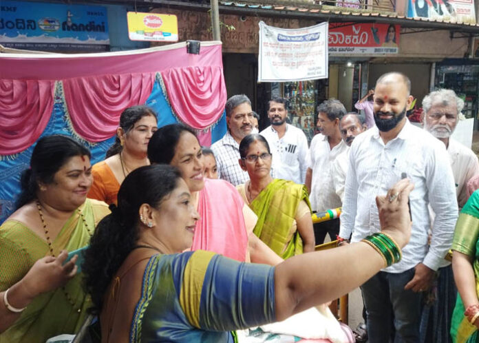 ಕೇಂದ್ರ ಸಚಿವೆ ಶೋಭಾ ಕರಂದ್ಲಾಜೆ ಜತೆ ಸೆಲ್ಫಿ : ಮಿಥುನ್ ರೈ ಹೇಳಿಕೆಗೆ ಕಾರ್ಯಕರ್ತರ ತಿರುಗೇಟು