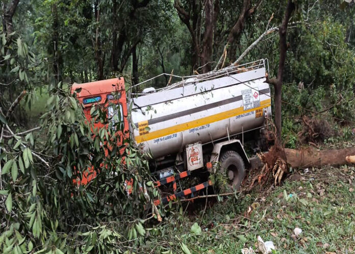 ಯಲ್ಲಾಪುರದ ಆರ್ತಿ ಘಟ್ಟದಲ್ಲಿ ಪೆಟ್ರೋಲ್ ಟ್ಯಾಂಕರ್ ಪಲ್ಟಿ : ತಪ್ಪಿದ ಅನಾಹುತ
