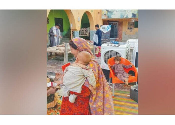 ಪಾಕಿಸ್ತಾನದ ಪ್ರವಾಹ ಪೀಡಿತರಿಗೆ ಆಶ್ರಯ ನೀಡಿದೆ ಹಿಂದೂ ದೇವಾಲಯ!