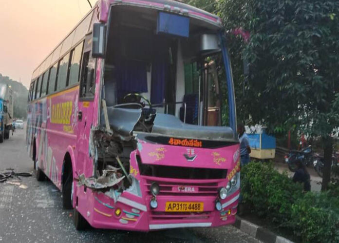 ಮಹಿಳಾ ಕ್ರಿಕೆಟಿಗರು ಪ್ರಯಾಣಿಸುತ್ತಿದ್ದ ಬಸ್ ಅಪಘಾತ, ನಾಲ್ವರಿಗೆ ಇಂಜುರಿ