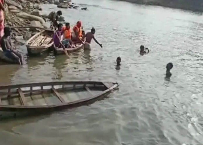 ದೋಣಿ ಮಗುಚಿ ಮುಳುಗಿದ ಮೂವರು, ಉಳಿದವರಿಗಾಗಿ ಶೋಧ ಕಾರ್ಯ