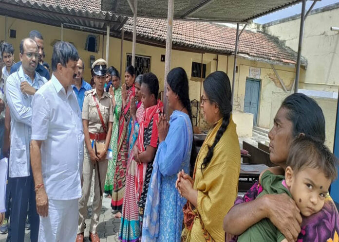 ಮೈಸೂರು ಕೇಂದ್ರ ಕಾರಾಗೃಹಕ್ಕೆ ಗೃಹ ಸಚಿವ ಆರಗ ಜ್ಞಾನೇಂದ್ರ ಭೇಟಿ : ಸಜಾ ಬಂಧುಗಳಿಂದ ಮನವಿ ಸ್ವೀಕಾರ