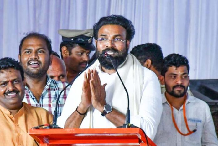 ಅಮರೇಗೌಡರ ಬಳಿ ಹಣ, ದೊಡ್ಡನಗೌಡರ ಬಳಿ ಜನ: ಸಚಿವ ಶ್ರೀರಾಮುಲು