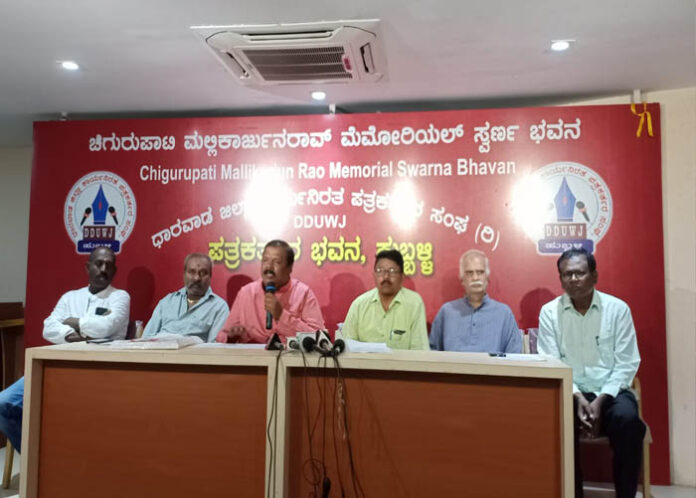ವಾಯುವ್ಯ ಕರ್ನಾಟಕ ರಸ್ತೆ ಸಾರಿಗೆ ಮಜ್ದೂರ ಸಂಘದಿಂದ ಸಿಎಂ ನಿವಾಸದ ಮುಂದೆ ಬೃಹತ್ ಪ್ರತಿಭಟನೆ