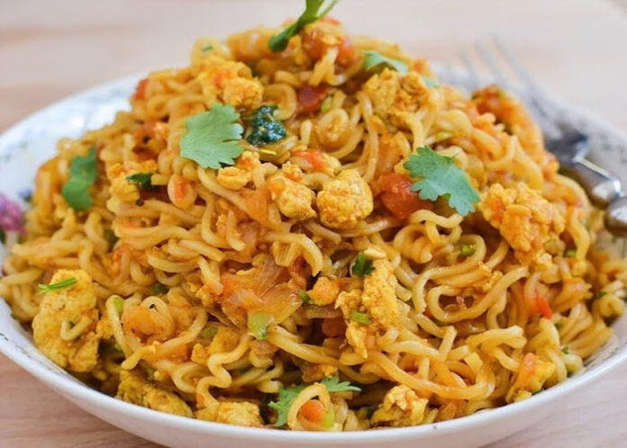 ರಸ್ತೆ ಬದಿ ಸ್ಟೈಲ್‌ನಲ್ಲಿ ಎಗ್ ಮ್ಯಾಗಿ ಮಾಡೋದು ಹೀಗೆ..