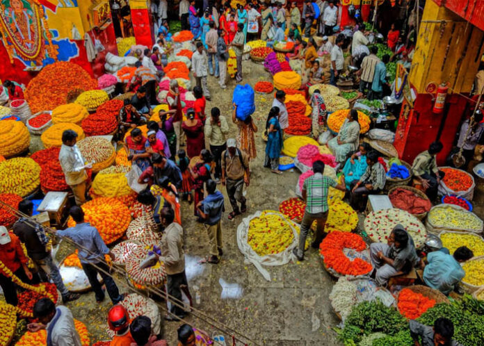 ಆಯುಧ ಪೂಜೆ ಸಂಭ್ರಮ: ಮಾರ್ಕೆಟ್‌ಗಳಲ್ಲಿ ಜನಜಂಗುಳಿ, ಗಗನಕ್ಕೇರಿದೆ ಹೂವಿನ ದರ