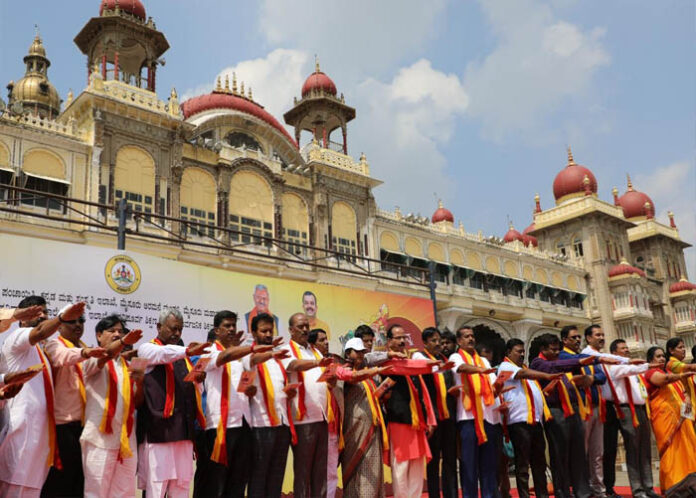 ಕೋಟಿ ಕಂಠ ಗಾಯನಕ್ಕೆ ಅಭೂತಪೂರ್ವ ಸ್ಪಂದನೆ: ಅರಮನೆ ಮುಂಭಾಗದಲ್ಲಿ ಮೊಳಗಿದ ಕೋಟಿ ಕಂಠ ಗಾಯನ
