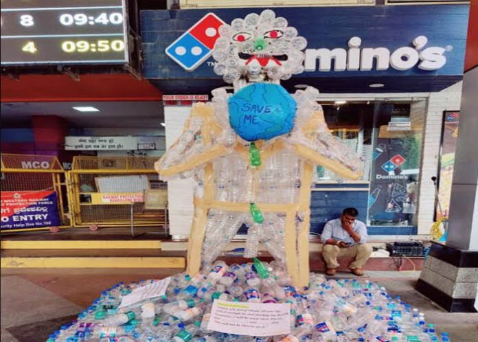ರೈಲು ನಿಲ್ದಾಣದಲ್ಲಿ ದೈತ್ಯಾಕಾರದ ಪ್ಲಾಸ್ಟಿಕ್ ಆಕೃತಿ, ನೂತನ ಪ್ರಯೋಗಕ್ಕೆ ಪ್ರಧಾನಿ ಮೋದಿ ಶ್ಲಾಘನೆ