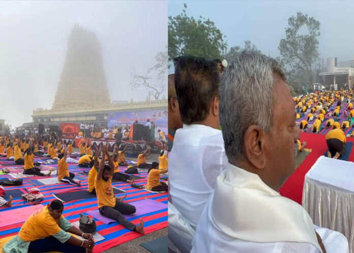 ಮೈಸೂರಿನಲ್ಲಿ ಯೋಗಚಾರಣ, ಸಾವಿರಾರು ಜನರಿಂದ ದುರ್ಗಾನಮಸ್ಕಾರ