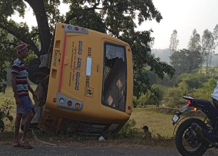ಶಿರಸಿ ಮಾರಿಕಾಂಬಾ ದೇವಿ ದರ್ಶನಕ್ಕೆ ತೆರಳುತ್ತಿದ್ದ ಶಾಲಾ ಬಸ್ ಪಲ್ಟಿ: ಒಬ್ಬರು ಸಾವು
