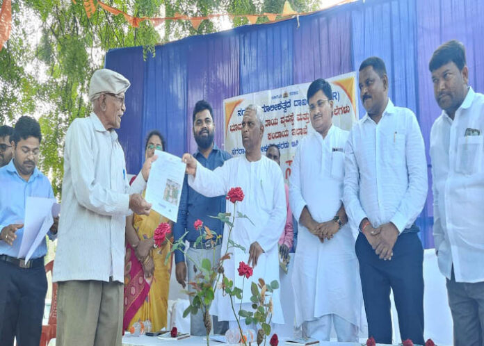 ಬಾಗಲಕೋಟೆ ನಗರದ ಅಧಿಕೃತ ಮಾಲಿಕತ್ವದ ದಾಖಲಾತಿ ಪತ್ರ ವಿತರಣೆ