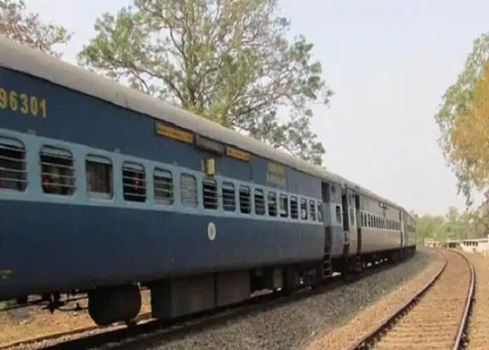 ರೈಲಿಗೆ ತಲೆಕೊಟ್ಟು ಒಂದೇ ಕುಟುಂಬದ ಮೂವರು ಸಾವು