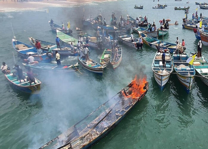 ಅದಾನಿ ಬಂದರು ನಿರ್ಮಾಣಕ್ಕೆ ವಿರೋಧ: ದೋಣಿಗೆ ಬೆಂಕಿ ಹಚ್ಚಿದ ಮೀನುಗಾರರು