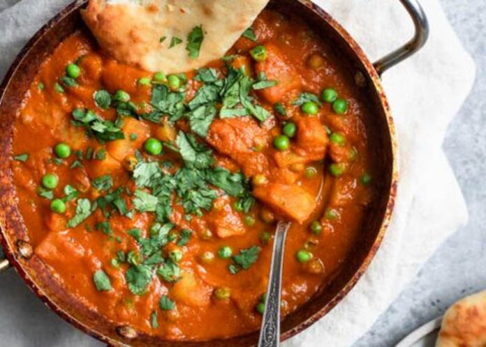 SPECIAL CURRY | ಚಪಾತಿ, ರೊಟ್ಟಿ ಜತೆ ತಿನ್ನೋಕೆ ಮಾಡಿ ಆಲೂ ಮಟರ್, ಈಸಿ ರೆಸಿಪಿ ಇಲ್ಲಿದೆ..