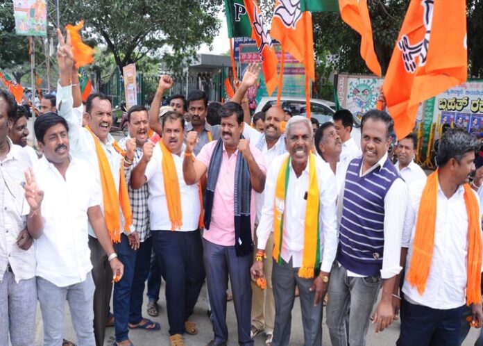 ಗುಜರಾತ್‌ನಲ್ಲಿ ಬಿಜೆಪಿ ಮತ್ತೆ ಅಧಿಕಾರಕ್ಕೆ : ನೃತ್ಯ ಮಾಡಿ ಸಿಹಿ ಹಂಚಿದ ಕಾರ್ಯಕರ್ತರು